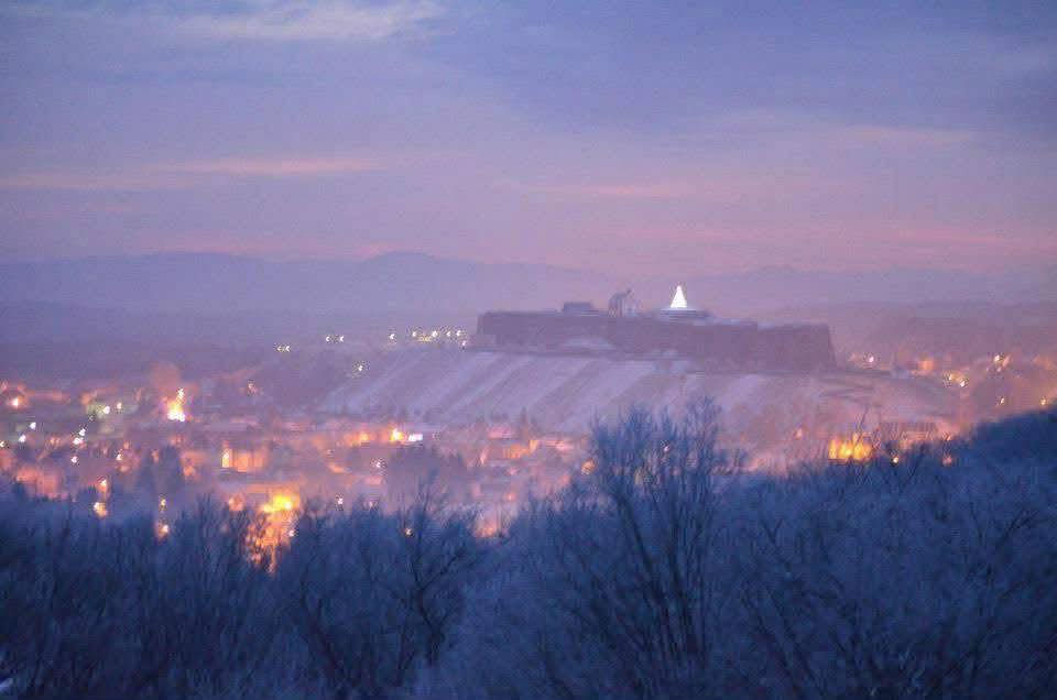 Bitche et sa citadelle au crépuscule